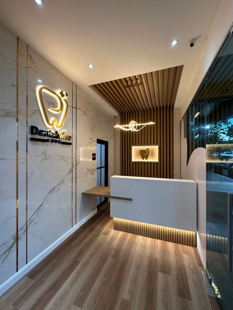 Kaunter penyambut tetamu Klinik Gigi Dentalwise Care Perling Johor Bahru