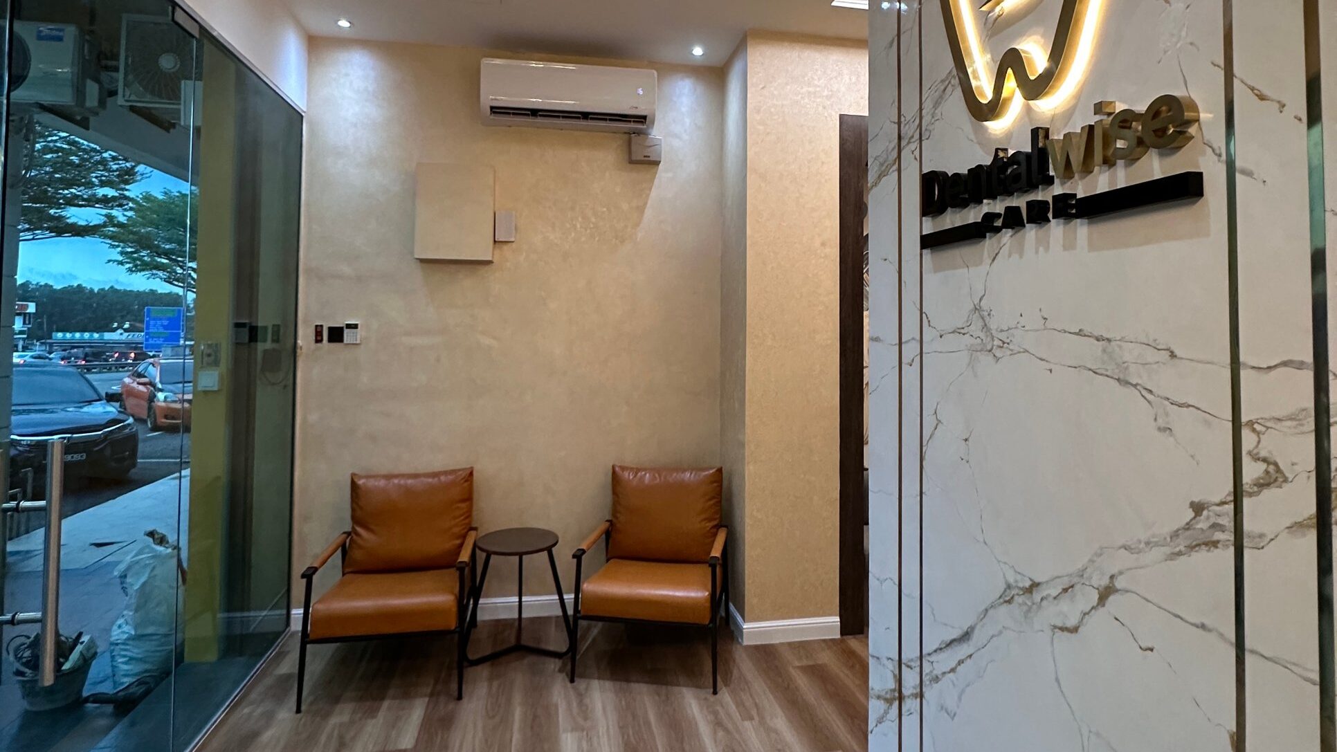 Ruang menunggu Klinik Gigi Dentalwise Care